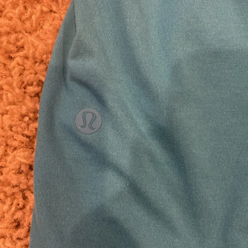 Lulu lemon blue 5 year basics tshirt - Picture 3 of 3